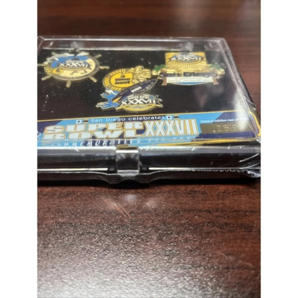 Super Bowl‎ XXXVII NFL 2003 Commemorative Pin Set Limited Edition Pins NEW